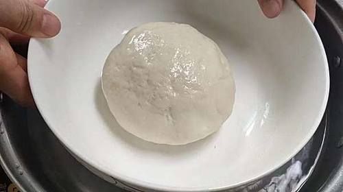 发面时只加酵母粉和白糖是大错,教你一招,10分钟面发好,实用