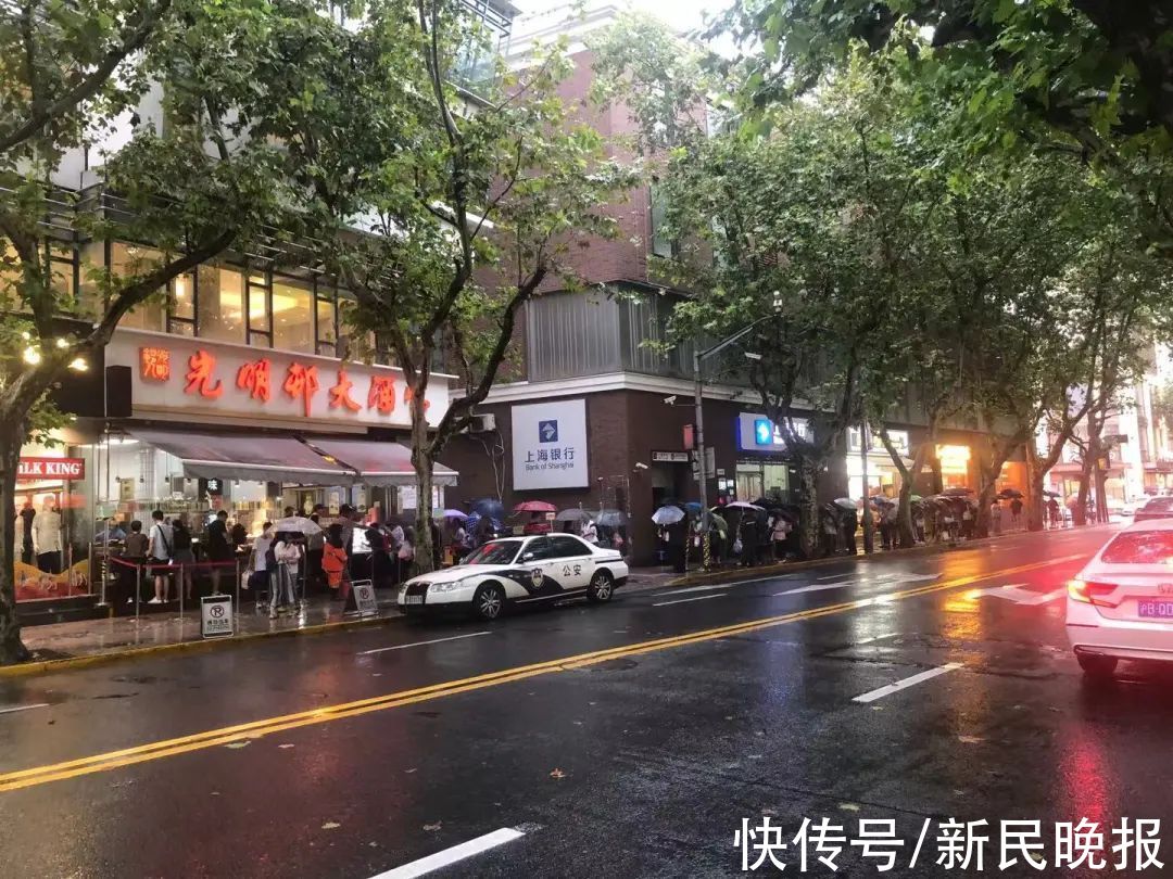 上海|刮台风都阻止不了上海人排队！网友：服了；“灿都”正在转圈圈，上海地铁最新通知