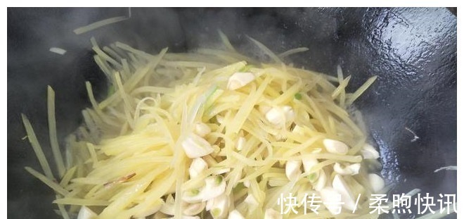 炒土豆丝时，放醋方法有讲究，教你1招，土豆丝酸香不呛口！
