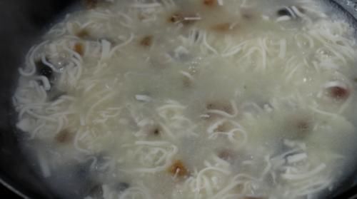 皮蛋豆腐别只会凉拌，这样做成汤羹，细腻爽滑，营养又美味