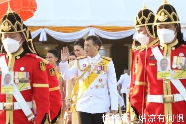 王后@苏提达待遇全面下降,身穿旧礼服实在寒酸,不及诗妮娜穿金戴银