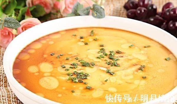 蒸蛋做起来简单又好吃，口感光滑顺滑，还保留了鸡蛋的营养成分