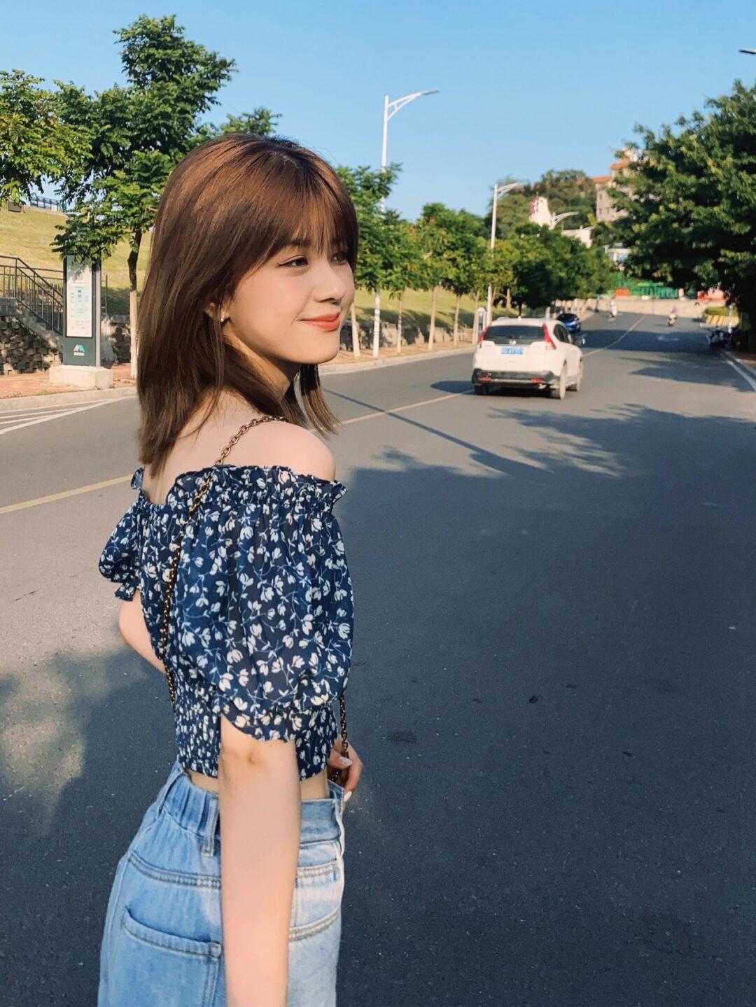 气质感|穿一字肩也可以很出众,搭配牛仔裤简约甜美,还提升气质感