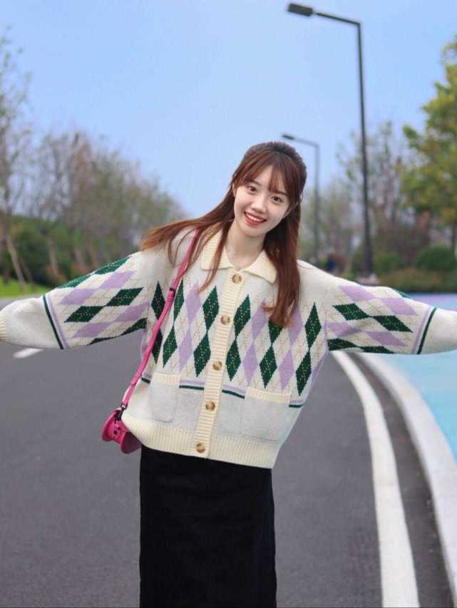 穿搭|今年“菱格纹”针织衫火了!搭配黑色半身裙和百褶裙,时髦显气质