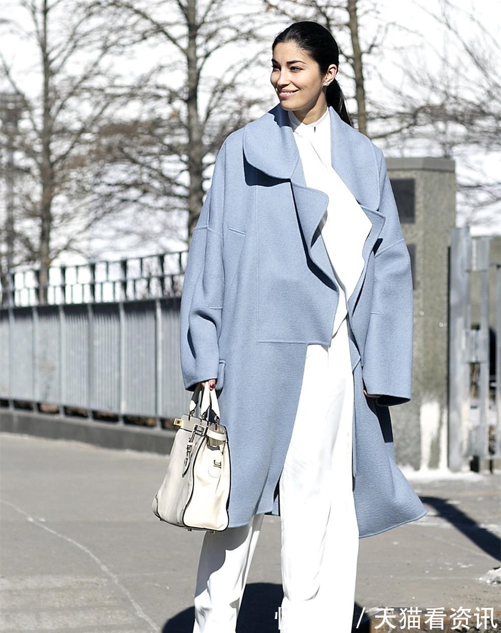 穿搭 “风衣+阔腿裤”,才是今年最显瘦的穿搭,时髦优雅,长肉也不怕