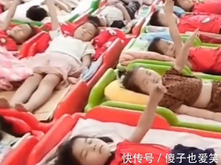 幼儿园|“睡着的小朋友举手!”幼儿园老师话音刚落,孩子们的表现太萌了