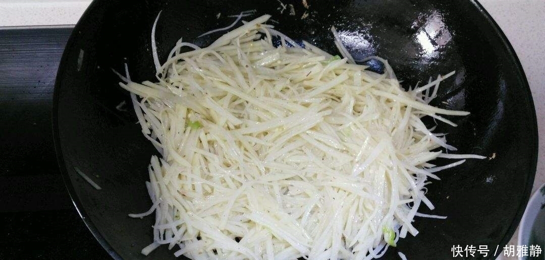 炒土豆丝的时候,不要直接下锅!加上这个步骤,又香又脆