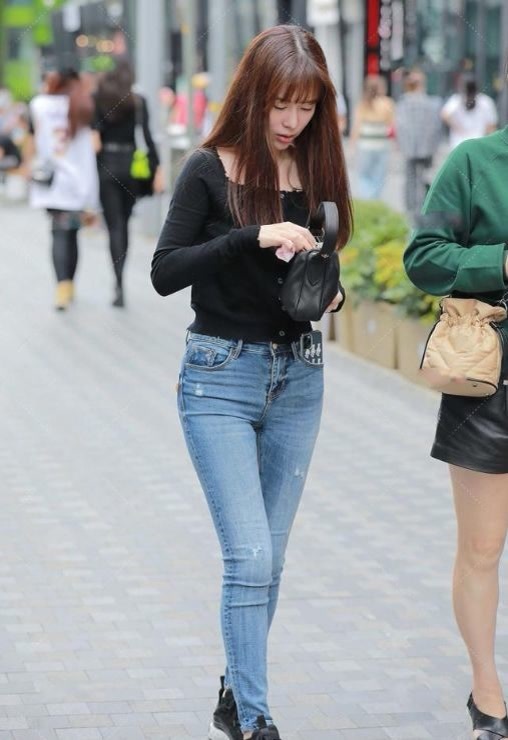 穿搭 墨绿色的无袖上衣，搭配黑色九分裤，整体给人简单清爽利落感觉