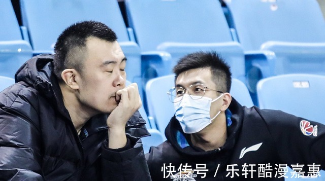 cb暖男!郭艾伦不让粉丝刷礼物,却坑队友,喊话球迷太冷快回去