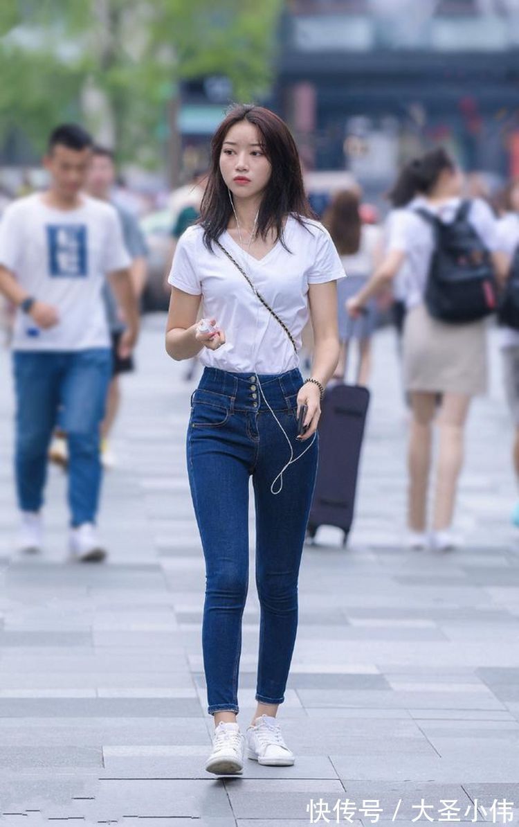 街拍 美女街拍:牛仔裤还加入了修身的剪裁,进而从都市街头中脱颖而出