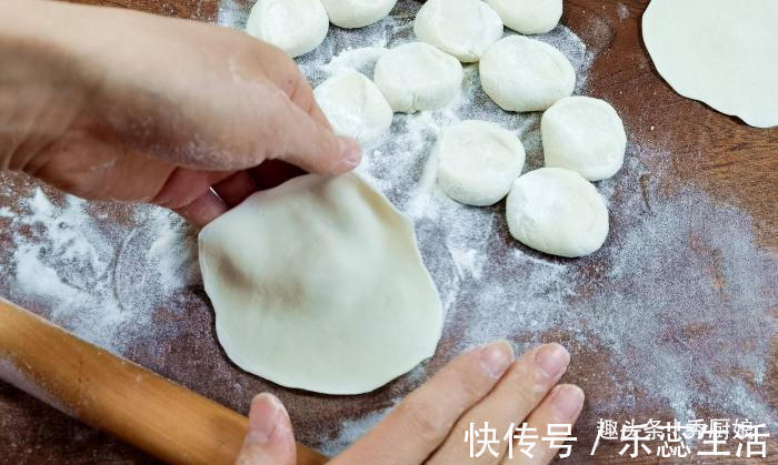 早餐|把剩米饭包进饺子皮里，出锅瞬间变美食，第一次见这种做法，真香