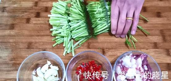 盘子|炒芹菜这样做,平日不吃芹菜的家人也要舔盘子