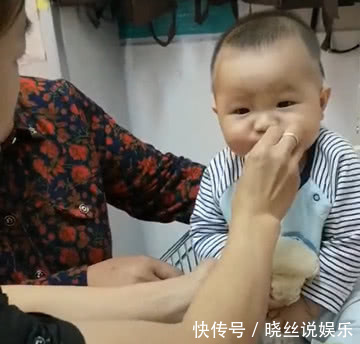 小家伙|小姨跟宝宝抢吃的,宝宝生气的瞪了小姨,姥姥笑趴了
