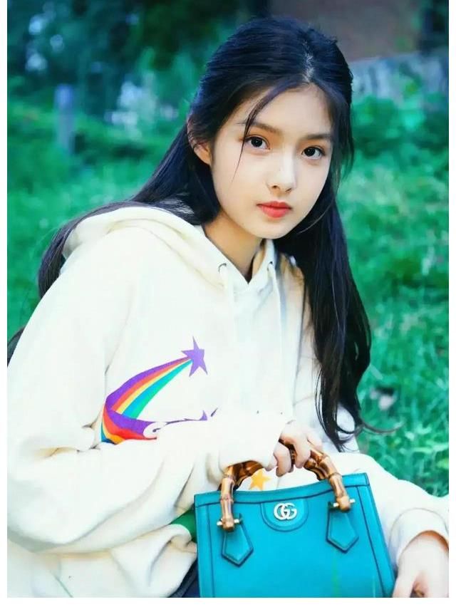 长津湖|在正在热播的电影（长津湖）中抛红领巾的小女孩名字叫艾米