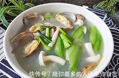 煮丝瓜时加一宝,比鸡汤还鲜美,常吃,排出毒素,皮肤细嫩年轻