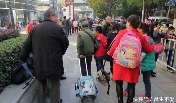 书包|校门口那么多家长替孩子背书,是因为溺爱吗?拎一下书包你就懂了