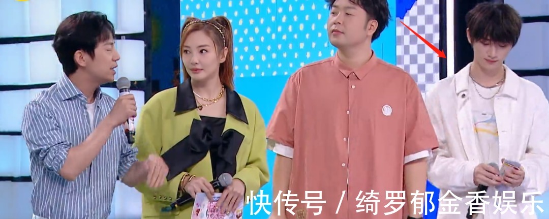 劃水|《快本》張雨綺劃水被抓包,站何炅身邊發(fā)呆,才上四期就學(xué)謝娜!