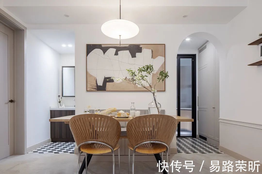 收纳|　整屋以燕麦色、暖灰色和原木色为主，整体空间呈现出休闲舒适、温暖自愈的视觉效果
