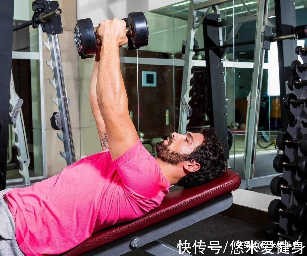 哑铃凳|胸肌上部怎么练饱满？经常训练4个动作，让整个胸肌更协调