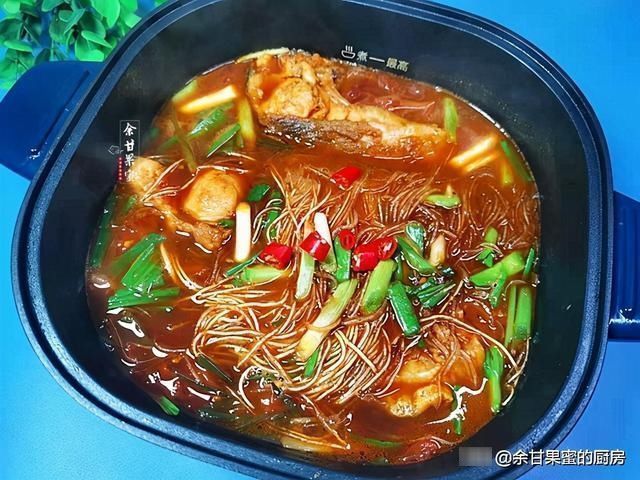 此菜上桌家人夸，三种食材烩一锅，咸鲜味美的下饭菜，又光盘了