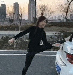 |搞笑GIF:新娘子扭的好欢乐,这一定是嫁给了爱情~