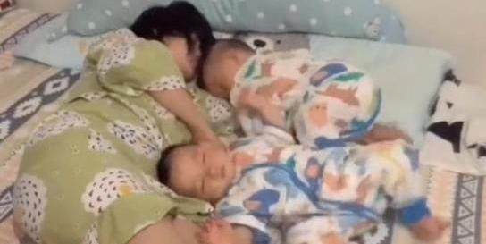 小宝宝|妈妈太累睡着了,双胞胎爬到妈妈怀里,玩一会也睡了,画面太暖心