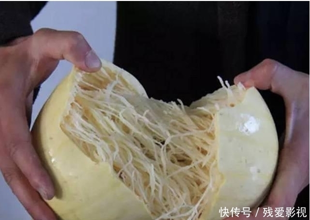 东西|甜瓜打开后里面全是“面条”,惊呆了回家的男子!里面究竟是什么