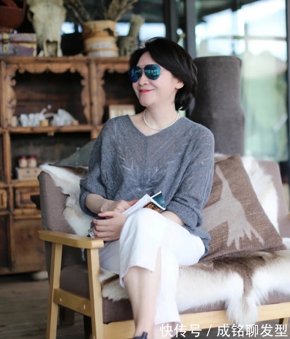 中年|这才是中年女人的学习目标,50多岁靠穿搭出圈,优雅到了骨子里
