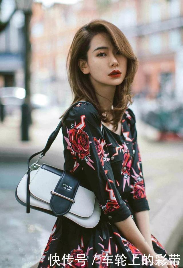 四五十岁女人出门时,尽量多背这4款“经典包”,时髦百搭上档次