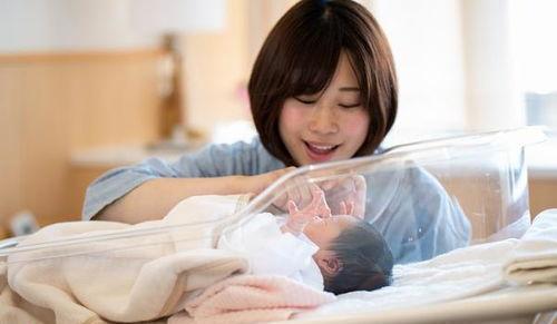 老公|爸爸给儿子取名“东风”,护士失误少写一笔,妈妈:就这个名字了