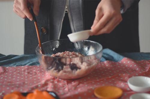 肉丸|猪肉加山药营养美味，一起做成肉丸，蒸好之后口感嫩滑