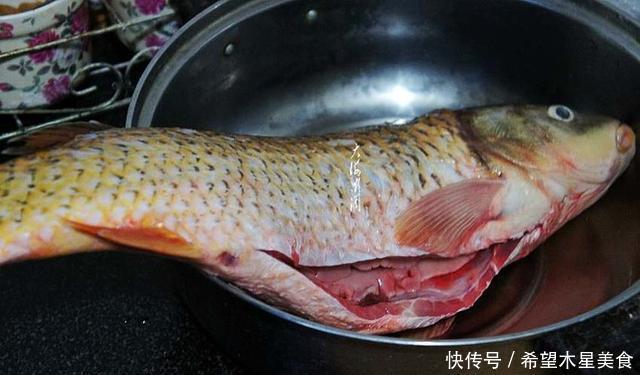 米饭|鱼刺容易卡喉咙,别再喝醋吞米饭,简单一招,让鱼刺自己跑出来!