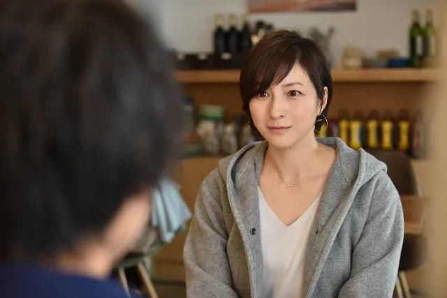 广末凉子|广末凉子18岁爆红后精神失常，23岁未婚先孕，40岁活成女神