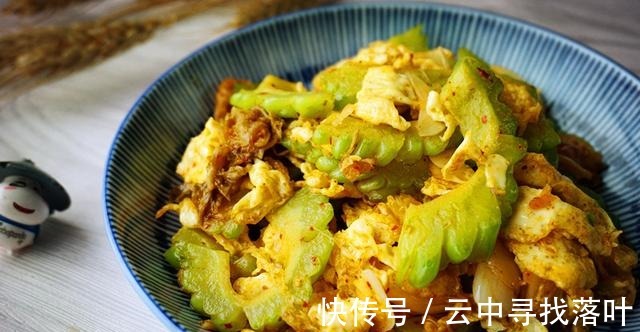 苦瓜|快手简单的家常菜，辣白菜苦瓜炒鸡蛋，美味好吃，炒一炒就做好！