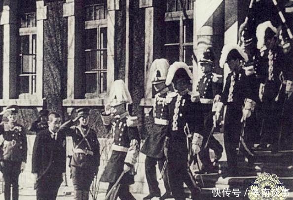 末代皇帝|末代皇帝溥仪三次登基老照片：图四端坐龙椅上，图六身穿龙袍祭天