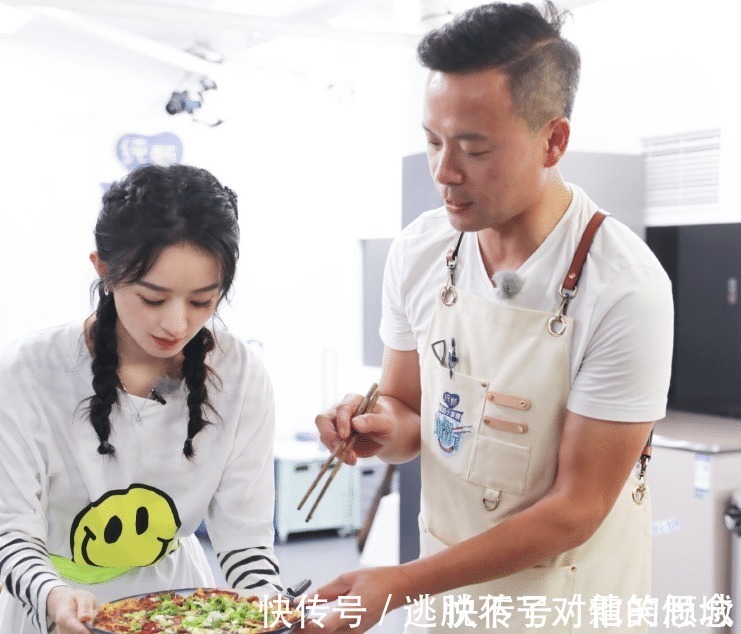 赵丽颖上节目第一次切菜,镜头特写到她的手,我却在关注她的指甲