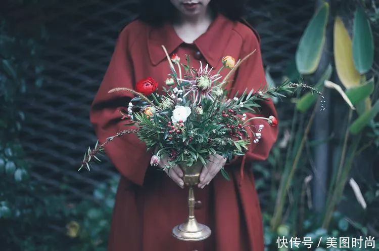 130㎡大露台,花1年改造成“花草蔬果园”,体验屋顶上的田园生活