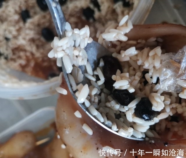 鱿鱼黑豆糯米饭,鱿鱼控的最爱,吃起来超满足