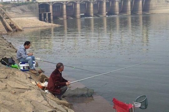 野钓这事，其实就是近钓远喂，把握住个中要害，多想多难