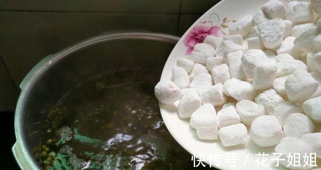 绿豆粥|吃一碗它，解宿醉，还能保护肝脏，快来试试这道芋圆绿豆粥吧！