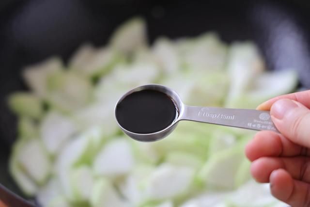 素菜|天气热，晚餐多吃这样的素菜，鲜嫩多汁又爽口，多吃也没负担