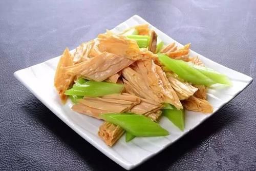 超级|芹菜这样做好后，不仅营养美味，还超级健康。