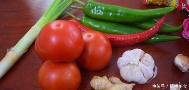 美味|番茄炒辣椒最好吃的做法,简单美味又下饭,看看你喜欢吃不?