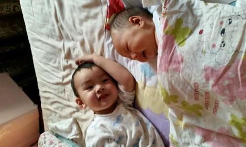 姐姐|“超暖姐姐”火了，怕弟弟着凉揣怀里取暖，网友：打弟弟要趁早