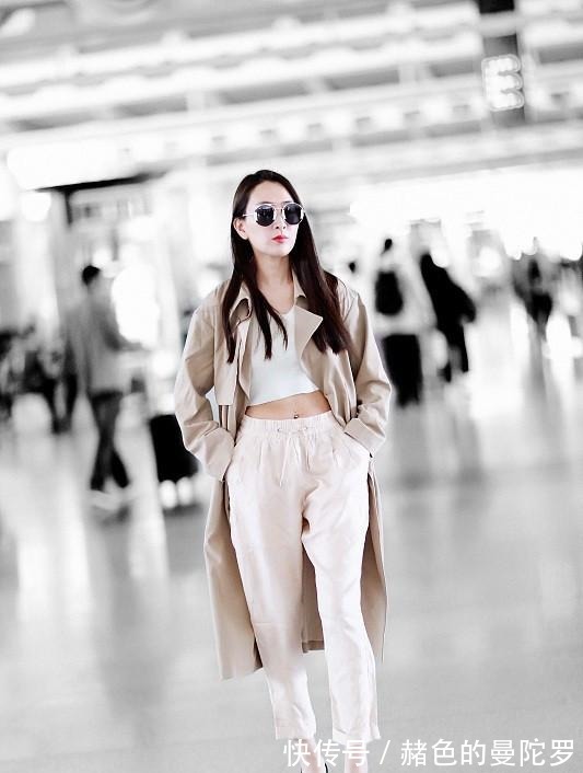 风衣 秋天还是要穿风衣,不仅帅气还洒脱,女人过40穿太显嫩!