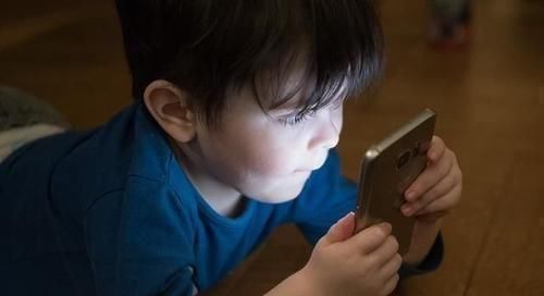 手机|孩子几岁时给配“手机”最好不是10岁,不是15岁,这时间最好