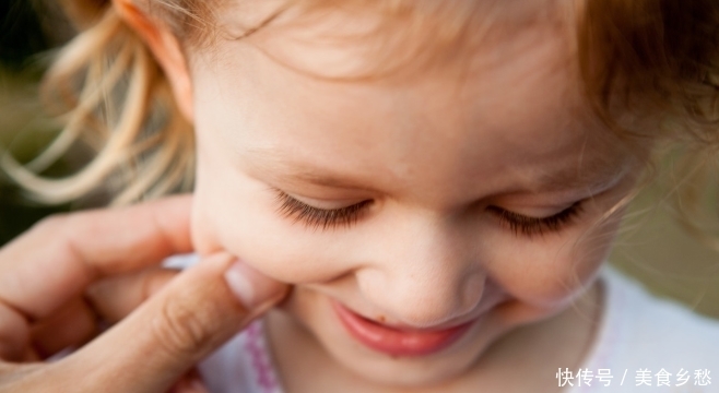 女人想要拥有“干净脸”，建议睡前做这3件事，皮肤细腻又光滑