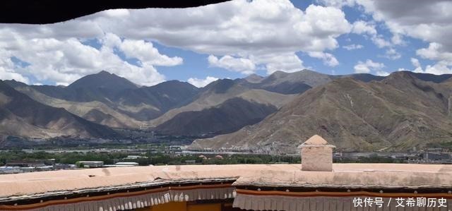 马布里山上著名的宫堡建筑群是藏族古建筑艺术精华