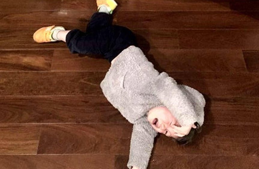 玩具|“倔强父女”火了,女儿为买玩具撒泼打滚,宝爸在一旁淡定玩手机