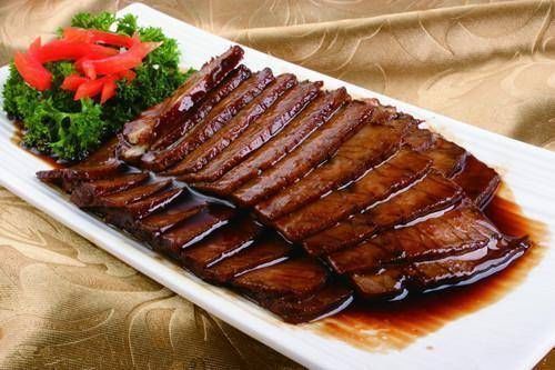 炖牛肉，直接焯水可就“废了”，多加这1步，才能又香又嫩又红亮